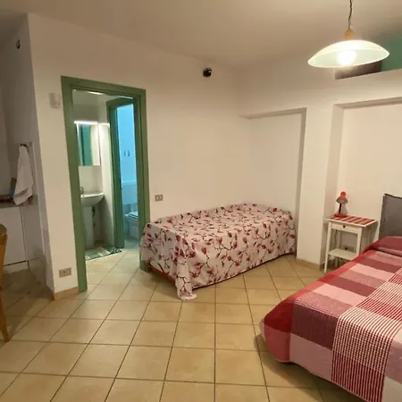 Al Vecchio Pero, Con Ampio Giardino Privato La Morra